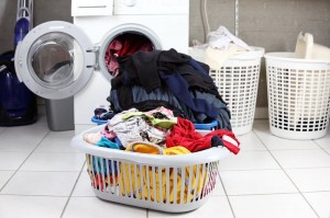 Umweltfreundlich waschen – Buntwäsche mit Buntwaschmittel reinigen –Vollwaschmittel enthält schädliche Bleichmittel